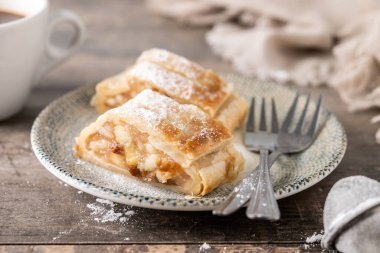 Ahşap masada ev yapımı elmalı turta dilimleri. Geleneksel Avusturya ve Alman tatlıları