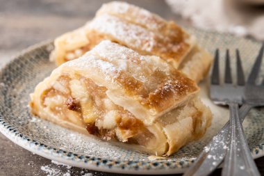 Ahşap masada ev yapımı elmalı turta dilimleri. Geleneksel Avusturya ve Alman tatlıları