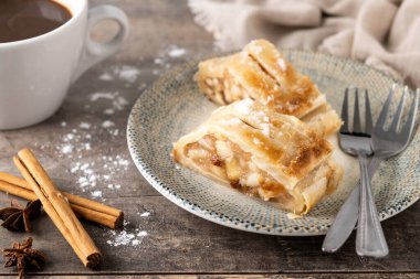 Ahşap masada ev yapımı elmalı turta dilimleri. Geleneksel Avusturya ve Alman tatlıları