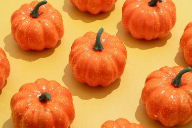 Sarı arkaplanda sonbahar balkabağı deseni