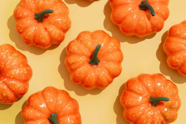 Sarı arkaplanda sonbahar balkabağı deseni