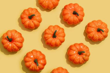 Sarı arkaplanda sonbahar balkabağı deseni