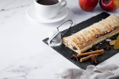 Mermer zemin üzerinde ev yapımı elmalı turta dilimleri. Geleneksel Avusturya ve Alman tatlıları. Boşluğu kopyala