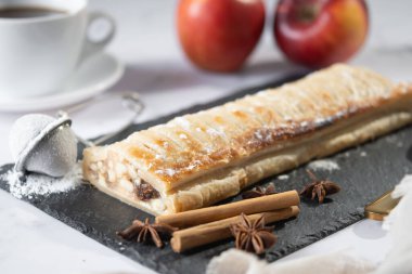 Mermer zemin üzerinde ev yapımı elmalı turta dilimleri. Geleneksel Avusturya ve Alman tatlıları.