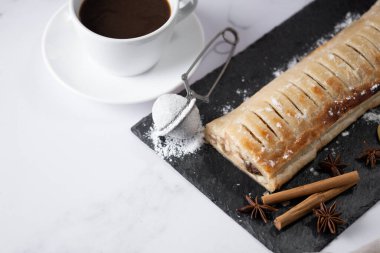 Mermer zemin üzerinde ev yapımı elmalı turta dilimleri. Geleneksel Avusturya ve Alman tatlıları. Boşluğu kopyala