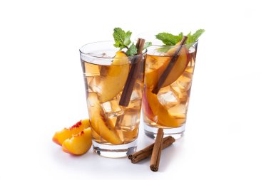 Şeftalili buzlu çayı beyaz arka planda izole edilmiş buzlu bardakla tazeliyorum.