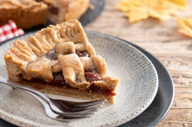 Geleneksel Pastafrola turtası ve guava dolgusu. Kırsal ahşap masadaki Küba pae 'si olarak da bilinir.