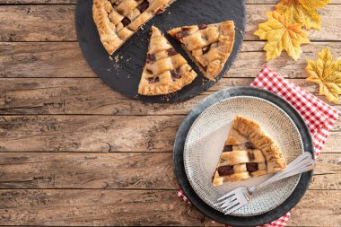 Geleneksel Pastafrola turtası ve guava dolgusu. Kırsal ahşap masadaki Küba pae 'si olarak da bilinir.
