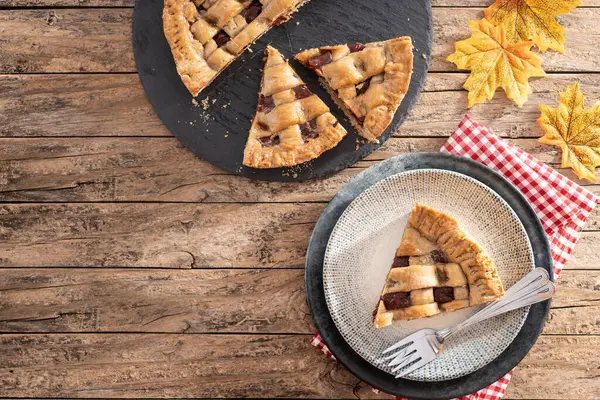 Geleneksel Pastafrola turtası ve guava dolgusu. Kırsal ahşap masadaki Küba pae 'si olarak da bilinir.