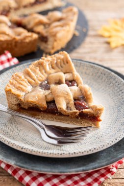 Geleneksel Pastafrola turtası ve guava dolgusu. Kırsal ahşap masadaki Küba pae 'si olarak da bilinir.
