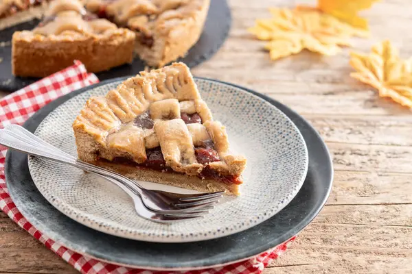 Kafes kabuğu ve tatlı guava dolgulu bir dilim Pastafrola turtasının yakın çekimi. Bu geleneksel tatlı, Arjantin, Uruguay, Paraguay ve Küba 'da (