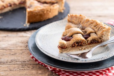Geleneksel Pastafrola turtası, guava dolgulu, ayrıca kırsal ahşap masa üzerindeki Küba pae 'si olarak da bilinir.