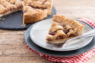 Geleneksel Pastafrola turtası, guava dolgulu, ayrıca kırsal ahşap masa üzerindeki Küba pae 'si olarak da bilinir.