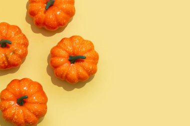 Sarı arka planda sonbahar balkabağı deseni. Üst Manzara. Boşluğu kopyala