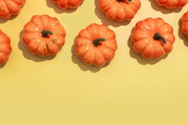 Sarı arka planda sonbahar balkabağı deseni. Üst Manzara. Boşluğu kopyala