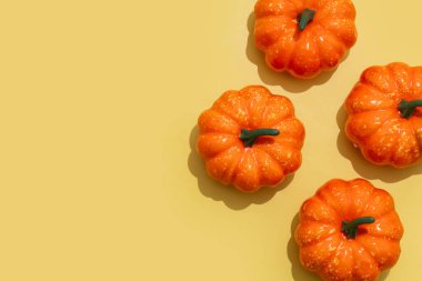 Sarı arka planda sonbahar balkabağı deseni. Üst Manzara. Boşluğu kopyala