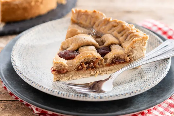 Geleneksel Pastafrola turtası, guava dolgulu, ayrıca kırsal ahşap masa üzerindeki Küba pae 'si olarak da bilinir.