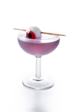 Beyaz arka planda izole edilmiş şekerle süslenmiş mor Cadılar Bayramı kokteyli.