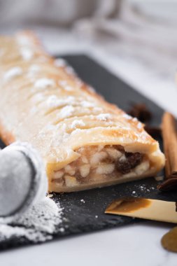 Beyaz mermer arka planda ev yapımı elmalı turta.