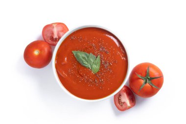 Beyaz arka planda izole edilmiş ev yapımı domates çorbası.