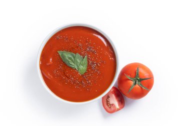 Beyaz arka planda izole edilmiş ev yapımı domates çorbası.