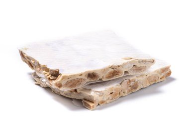 Beyaz arkaplanda geleneksel badem fıstığı parçaları izole