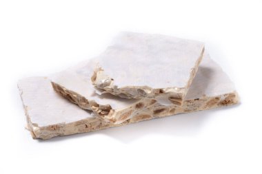 Beyaz arkaplanda geleneksel badem fıstığı parçaları izole