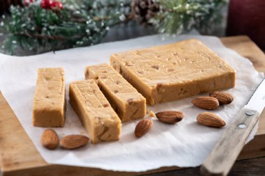 Noel yumuşak bademli nougat çikolatası ahşap masada