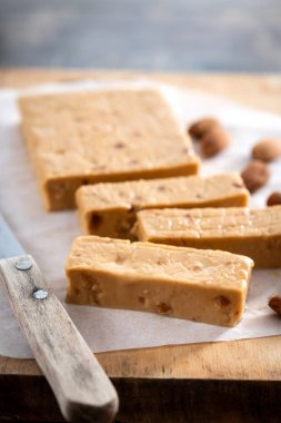 Noel yumuşak bademli nougat çikolatası ahşap masada