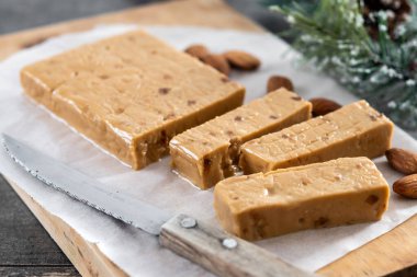 Noel yumuşak bademli nougat çikolatası ahşap masada