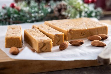 Noel yumuşak bademli nougat çikolatası ahşap masada