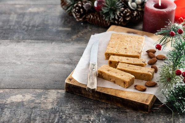 Рождественский сладкий миндаль нуга бар на деревянном столе. Копирование пространства