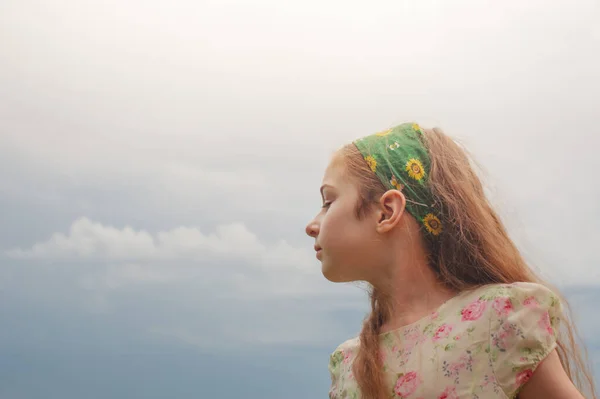 Portretul Unei Adolescente Păr Lung Fată Într Rochie Fundalul Cerului — Fotografie, imagine de stoc