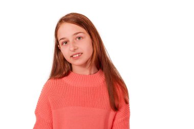 Genç bir kızın portresi. Kız 11 yaşında pembe kazaklı, beyaz tenli..