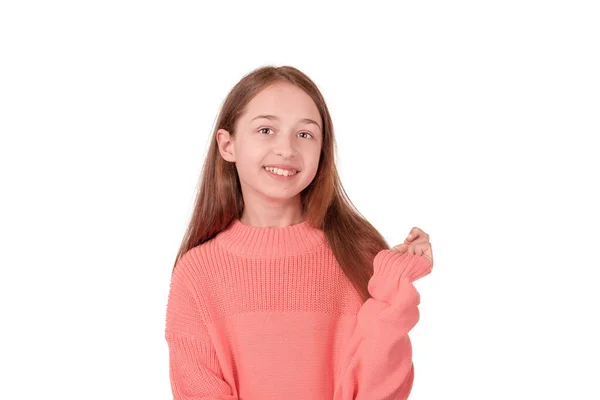 一个少女的画像 女孩11岁 穿着一件粉色毛衣 与白色隔离 — 图库照片