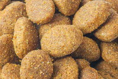 Arka plan makrosu olarak yuvarlak şekilli kuru köpek ya da kedi maması. Hayvan yemi.