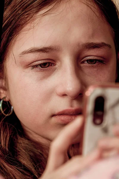 Nastolatka Jest Zdenerwowana Nastolatka Płacze Patrząc Smartfona — Zdjęcie stockowe