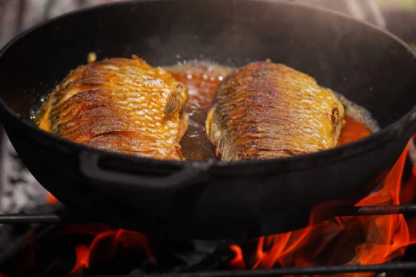 Готовить Рыбу Рыба Поджаривается Сковороде Масле Огне — стоковое фото