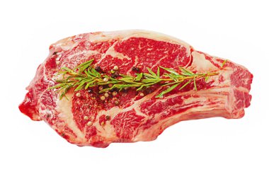 Beyaza izole edilmiş çiğ et. Çeşitli biberli biftek..