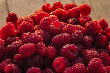 Sağlıklı yemek, ahududu. Ahududu meyveleri kırmızı, sulu, güneş ışığında olgunlaşmıştır..