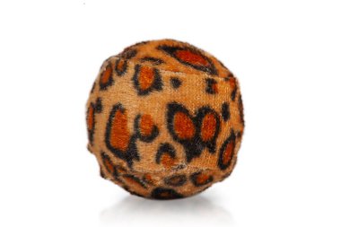 Top, kediler ve kedi yavruları için leopar renkli kumaşla kaplı. Kediler için top.
