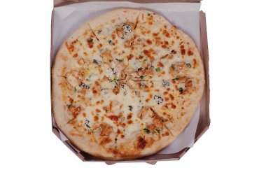 Karton kutuda tavuk ve peynirli pizza. Pizza izole. Yemek teslimatı.