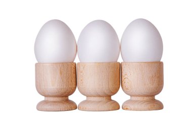 Tahtadaki üç beyaz yumurta tek başına duruyor.