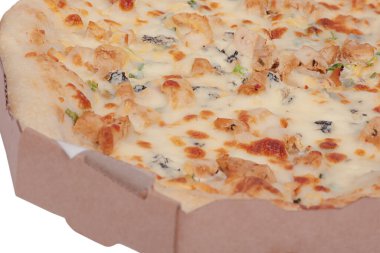 İçinde küflü peynir, tavuk ve pırasa olan bir kutuda pizza. Pizza siparişi.