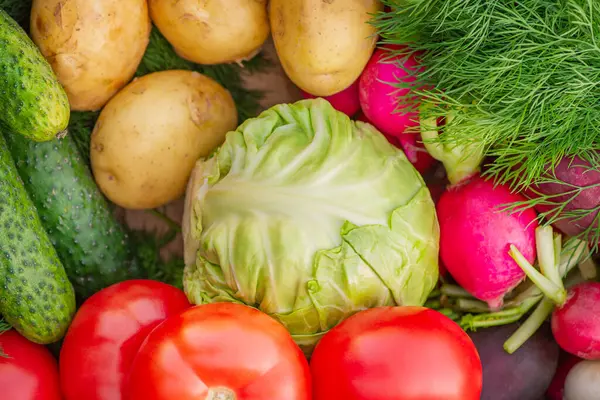 Arka plan olarak sebzeler. Lahana, salatalık, turp, domates, dereotu, patates..