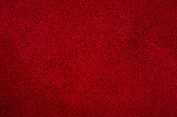 Красная замша прямоугольной горизонтальной формы. Замша в качестве фона.