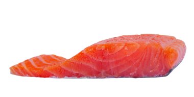 Hafif tuzlu kırmızı somon balığı beyaz arka planda izole edilir.