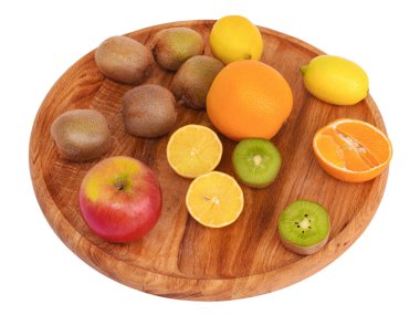 Meyveler portakal, elma, limon ve kivi yuvarlak ahşap bir tahta üzerinde izole beyaz