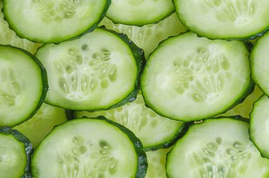 Arka plan olarak salatalık dilimleri. Sebze salatalığı.