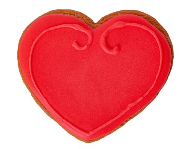 Kırmızı kalp şeklinde zencefilli kurabiyeler beyazda izole edilir. Sevgililer Günü konsepti